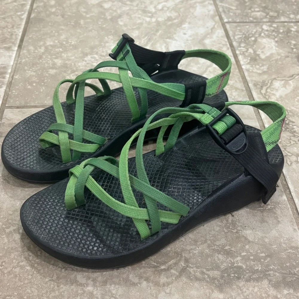 Chaco Z2 Yampa Sandals Womens 8 Green Strappy Toe Loop Hiking Vibram Soles